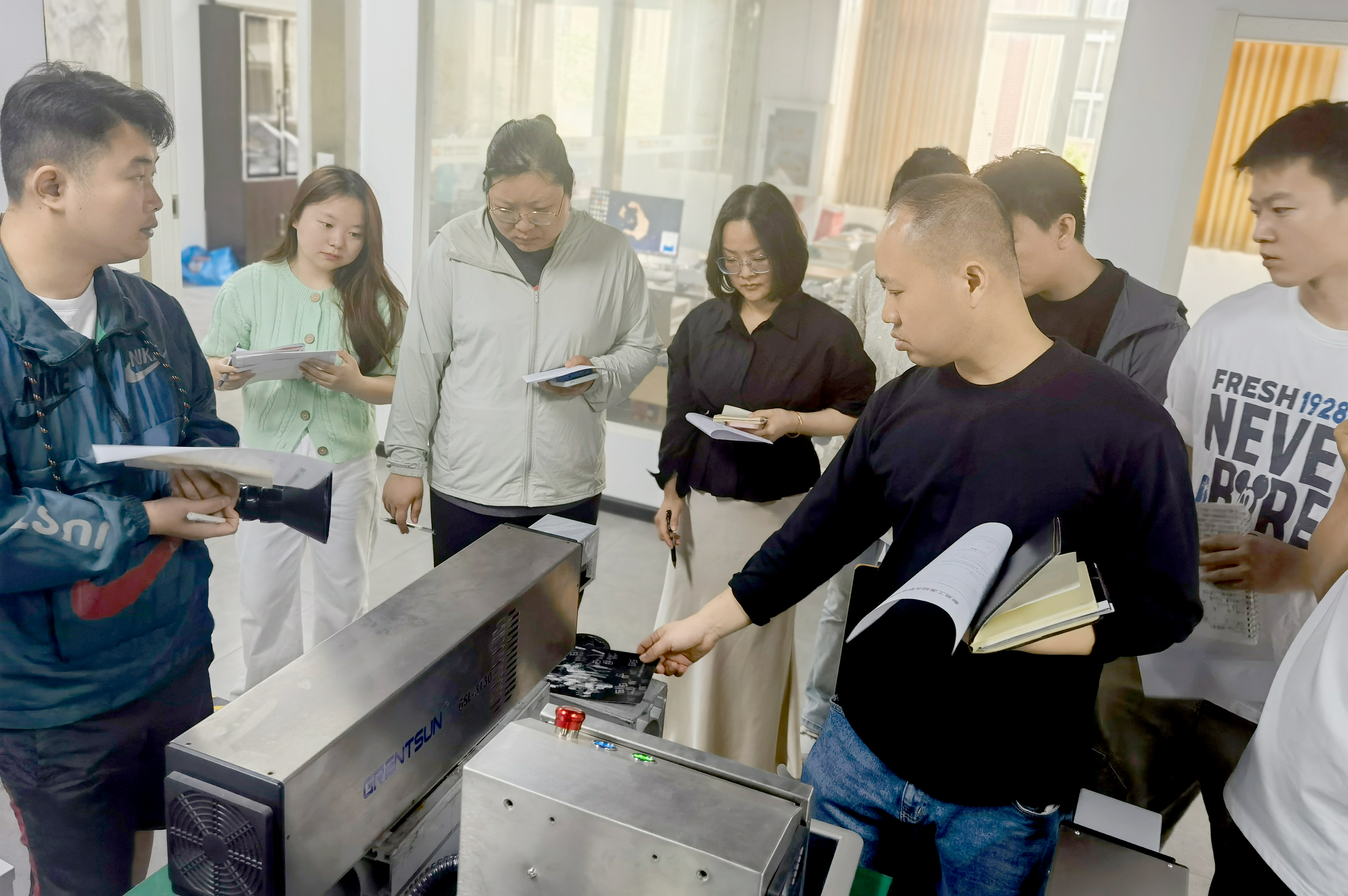 吉瑞祥激光銷售人員工廠學習：以專業(yè)之姿，拓服務(wù)新境